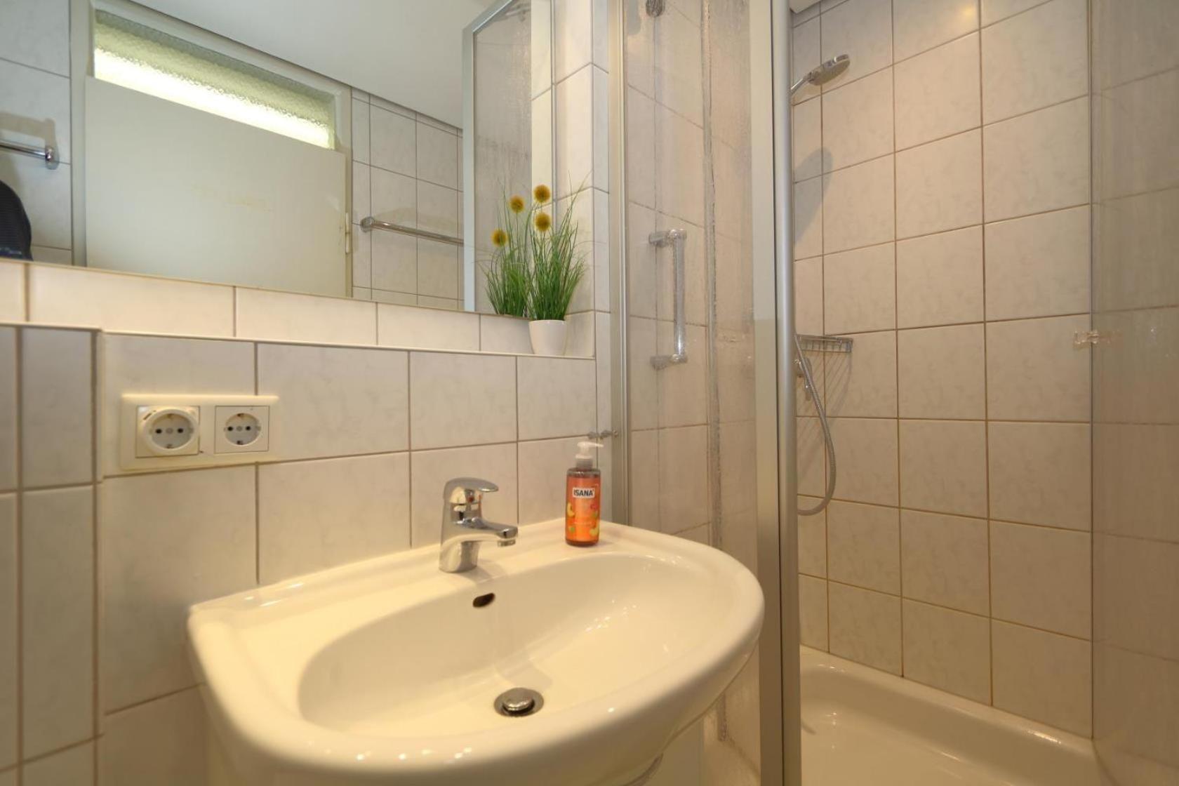 Haus-sylter-welle-9-92-ob * Westerland